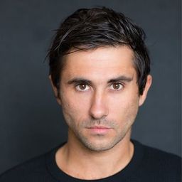 Joe Azzopardi 飾演 Isaac Abela