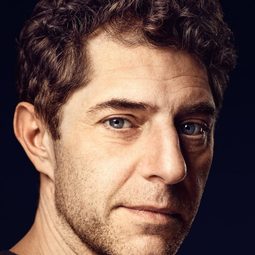 班傑明·基特 - 懸案密碼前傳：瓶中信演員 飾演Tekniker mikrobologisk