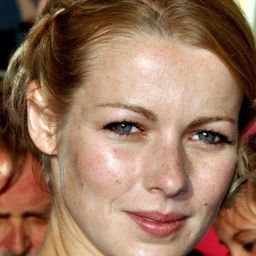 Fleur Lise 飾演 Louise Barthélémy