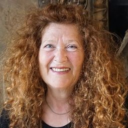 Evelyne Didi - 殺人的夏天演員 飾演Miss Dieu, aka 'Calamité', schoolmistress of Eliane