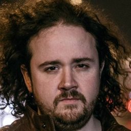 米凱爾·謝登萊伯 飾演 Ilir