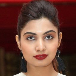 阿瓦尼·莫迪 飾演 Nazneen Malik, from Lahore