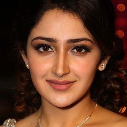 Sayesha Saigal 飾演 Special Appearance in song