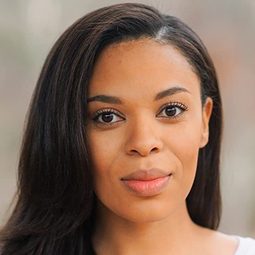 Crystal Alicia Garrett 飾演 Sapphire Devaughn