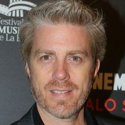 Kyle Eastwood 飾演 Self - Presenter / Bass