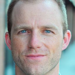 Chris W. Smith 飾演 Chris