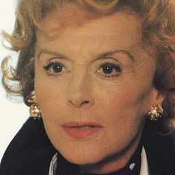 Renée Saint-Cyr 飾演 The Countess