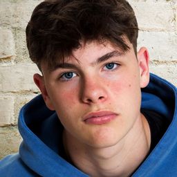 Callum Macreadie 飾演 Young Richard