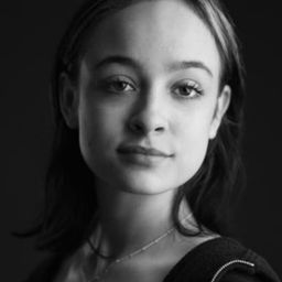 芙烈達·阿金托 飾演 Self