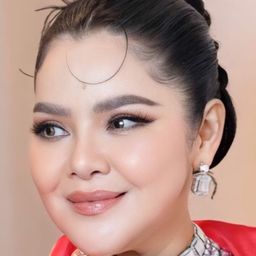 Apaporn Nakornsawan 飾演 Waew Sawat