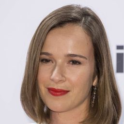 Claire van der Boom 飾演 Alison