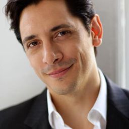 Ariel Shafir 飾演 Steve