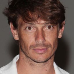 Giorgio Pasotti 飾演 Ugo