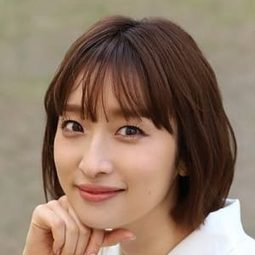 梅田 彩佳 飾演 