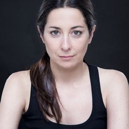 Elvira Cuadrupani 飾演 Neighbor