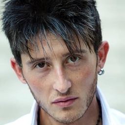 Emiliano De Martino 飾演 Roberto