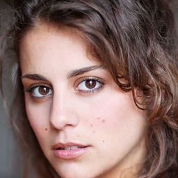 Lou Chauvain 飾演 Delphine