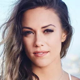 Jana Kramer 飾演 Julia Galvins