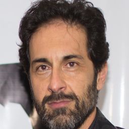 Luis Fernando Hoyos 飾演 