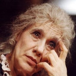 瑪雅·歌摩勞斯嘉 飾演 Teresa