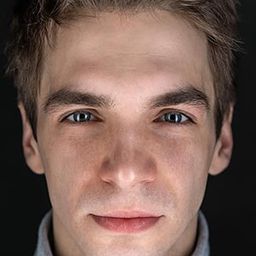 Daniil Vakhrushev 飾演 Artyom