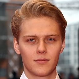 捷克·葛列賽 飾演 Maxim Ionow