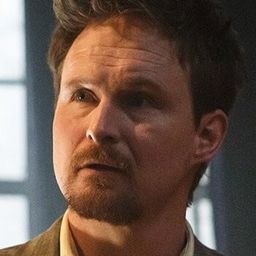 Kelson Henderson 飾演 Phil Kitchin