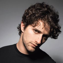 Dario Yazbek Bernal 飾演 Julián De La Mora