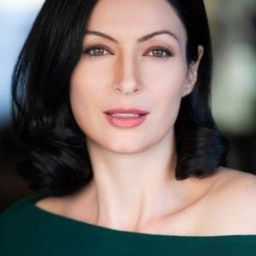 Landa Morland 飾演 Julie Smalles