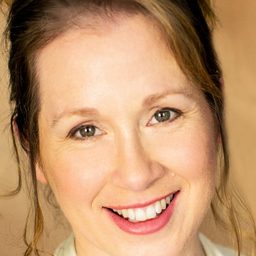 Kelly-Ruth Mercier 飾演 Dr. Adelaide Roberts