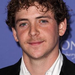 Junio Valverde 飾演 Santi