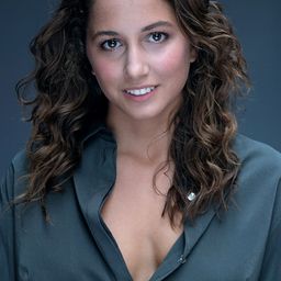 Blu Yoshimi 飾演 Celeste