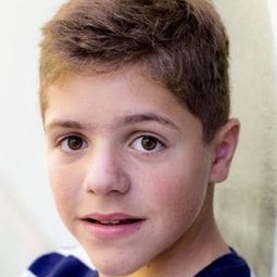 Jules Gauzelin - L'Esprit de famille演員 飾演Max, le fils d'Alexandre