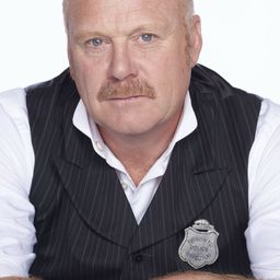 Thomas Craig 飾演 Debt Enforcer