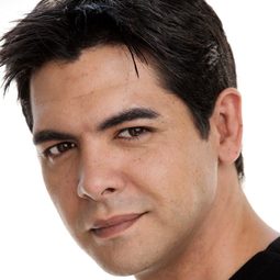 Alexis Cruz 飾演 Skaara