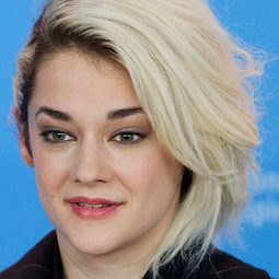 維多利婭·杜波伊斯 - 以你的名字呼喚我演員 飾演Chiara