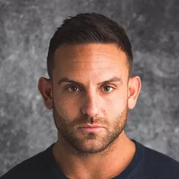 Adam Collins 飾演 Staff Sergeant Raser