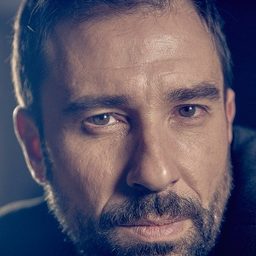 Félix Corcuera - 危城謎案演員 飾演Médico UCI