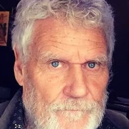 Ian Roberts 飾演 Kobie Coetsee