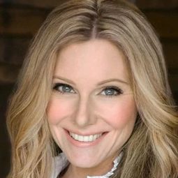 Chantal Quesnel 飾演 Sarah Pierce