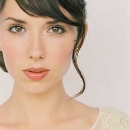 Samantha Jacober 飾演 Mona