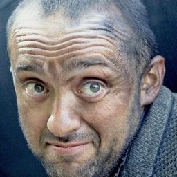 Leon Lissek 飾演 Chikana Proprietor