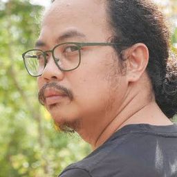 Allen Alzola 飾演 announcer