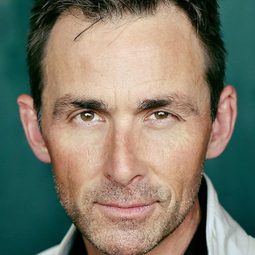 James Patrick Stuart 飾演 Whirlen Merlin (voice)