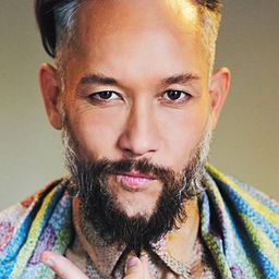 Kevin Stea 飾演 Self