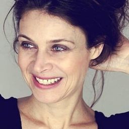 Giulia Mombelli 飾演 Signora Mombelli