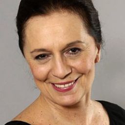 愛登·恩裘魯 飾演 Ayşen