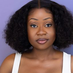 Tairat Baoku 飾演 Sidewalk Woman