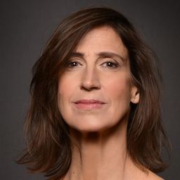 Roser Pujol 飾演 Doctora