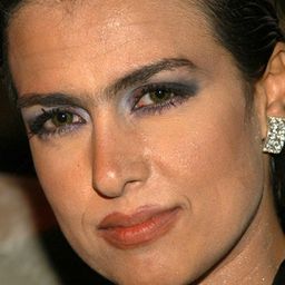 Simone 飾演 ضيف شرف